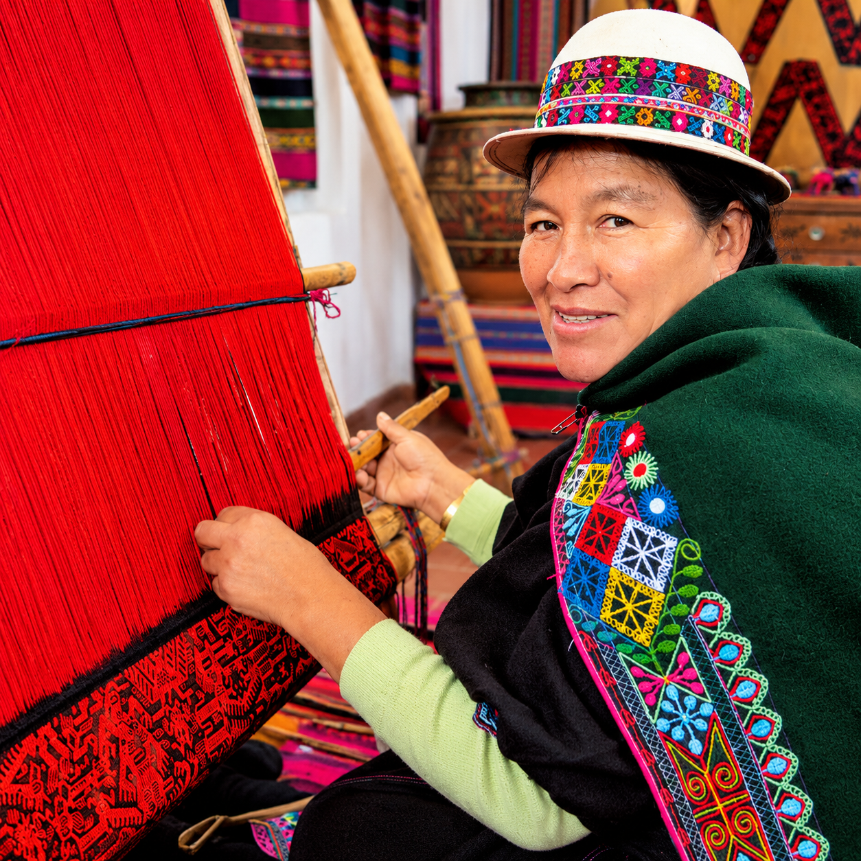 Artesana andina tejiendo tradición